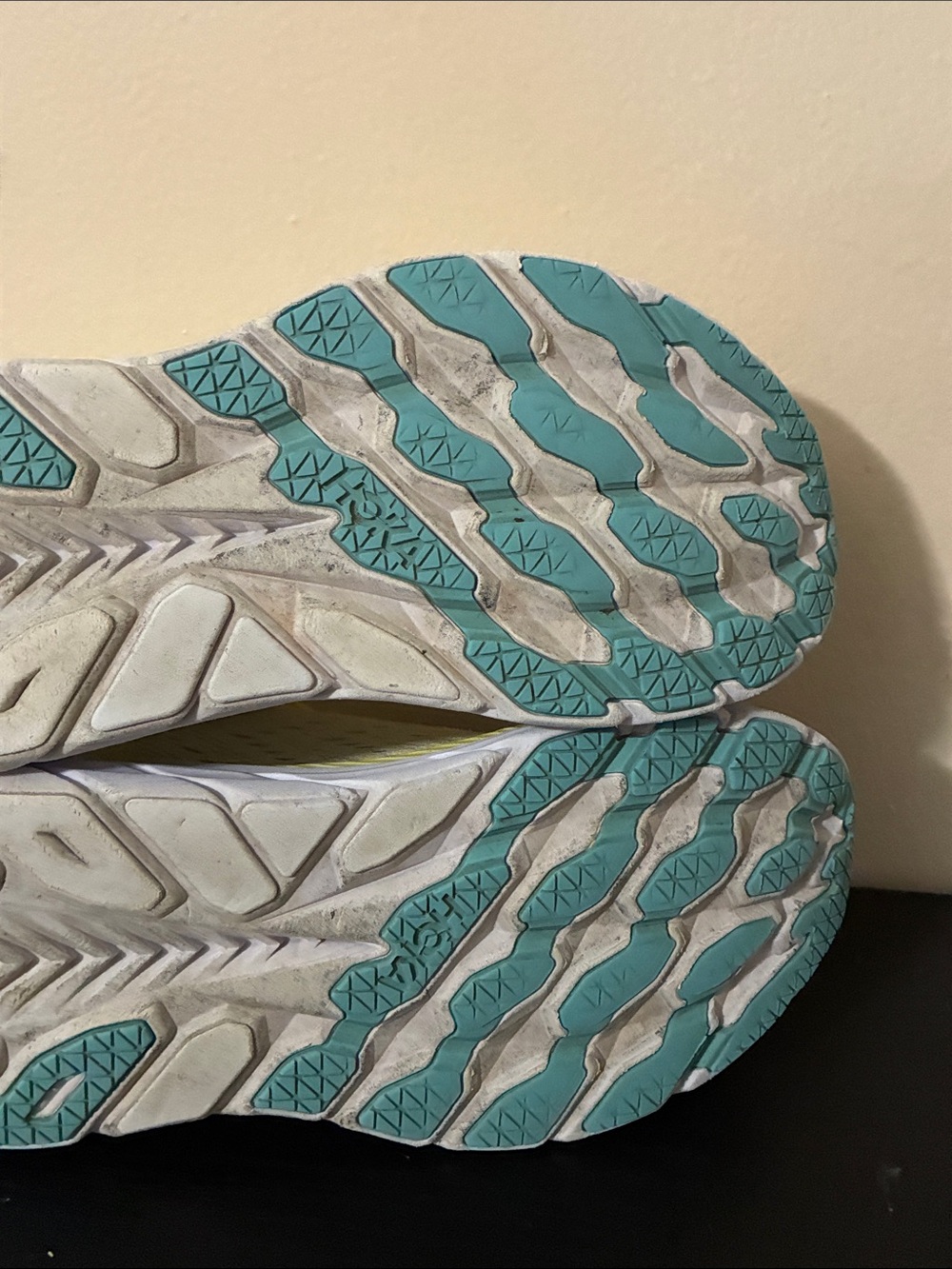 Hoka One One Clifton 8 running shoes in the Yellow Pear Sweet Corn color size 9B - Picture 7 of 11